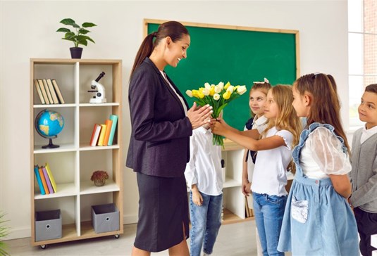 Skąd się wziął Dzień Nauczyciela? Historia, tradycje i jak obchodzimy Dzień Edukacji Narodowej dzisiaj