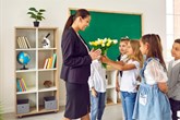 Skąd się wziął Dzień Nauczyciela? Historia, tradycje i jak obchodzimy Dzień Edukacji Narodowej dzisiaj