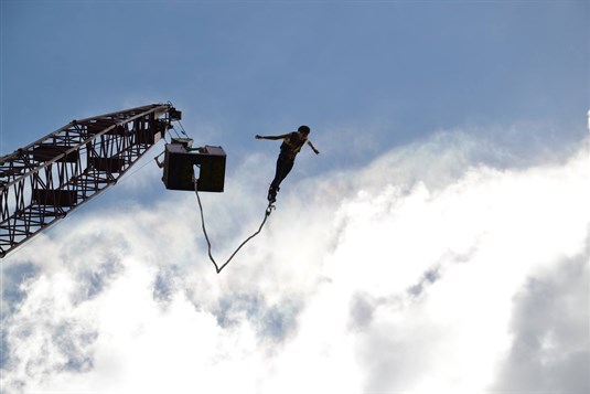 Bungee Jumping Kraków – moment, w którym decydujesz się skoczyć