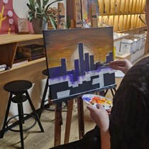 Malowanie przy winie w Warszawie - kreatywne warsztaty artystyczne