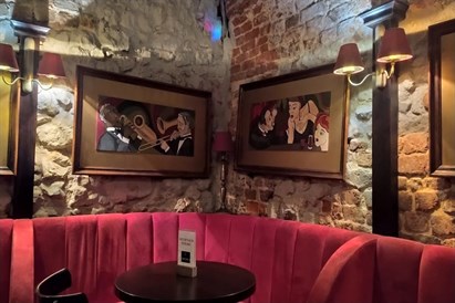 Degustacja win z deską serów dla 2 osób – Chicago Bar Kraków