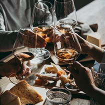 Degustacja win i serów dla przyjaciół w Chicago Bar w Krakowie