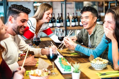 Sushi z przyjaciółmi w Suszarni we Wrocławiu (Brodzka)