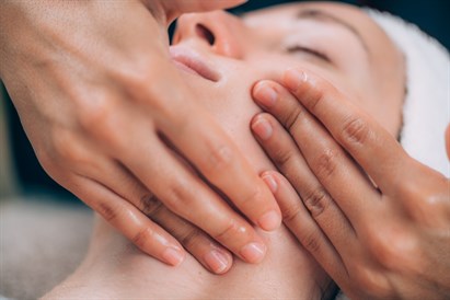 Masaż relaksacyjny twarzy z peelingiem kawitacyjnym w Ninails & Beauty Warszawa (Wilanów)