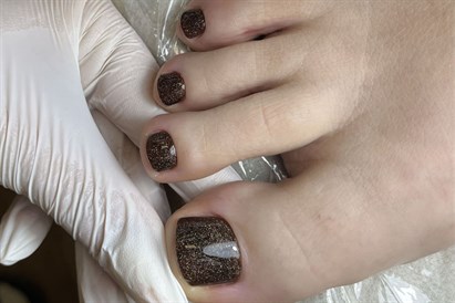 Pedicure hybrydowy z kąpielą wodną, peelingiem i maską - This is Love Beauty Salon Warszawa