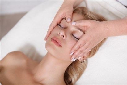 Masaż relaksacyjny twarzy z peelingiem kawitacyjnym w Ninails & Beauty Warszawa (Wilanów)