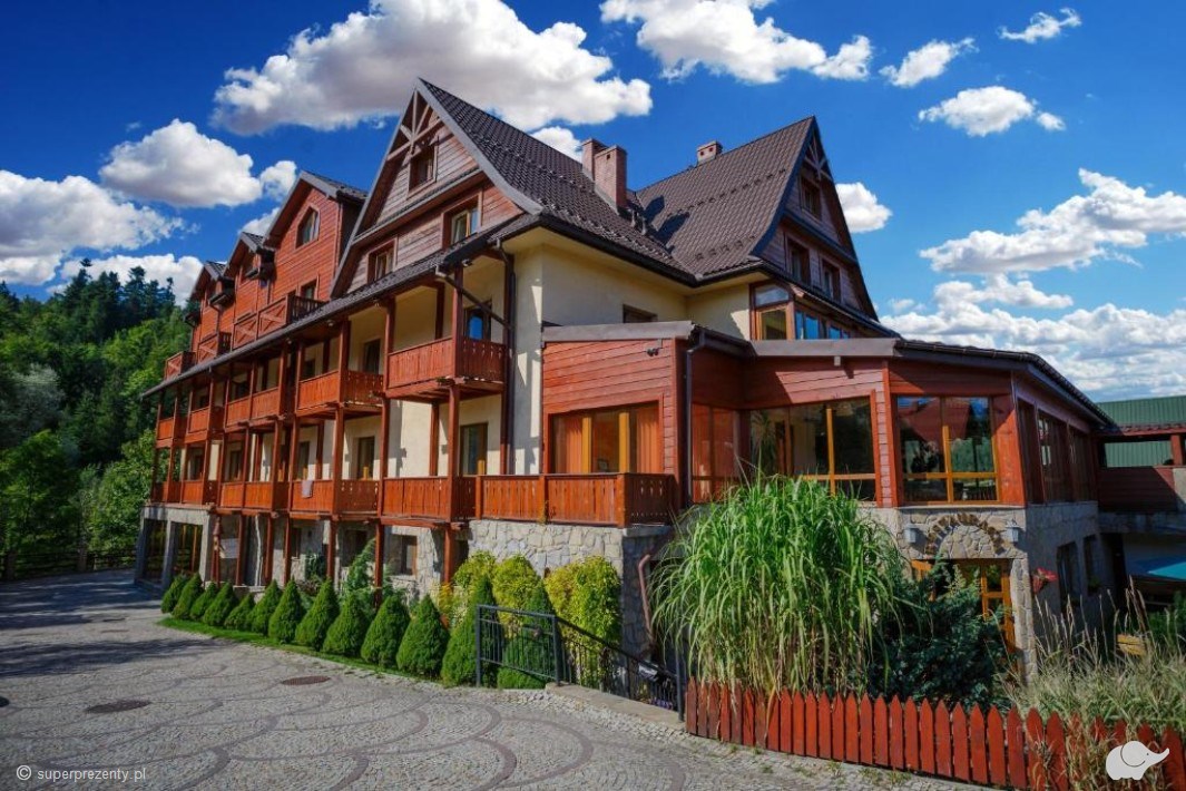 Ekskluzywny pobyt w Hotelu Jawor z wieczornym grillem, kręglami i basenem
