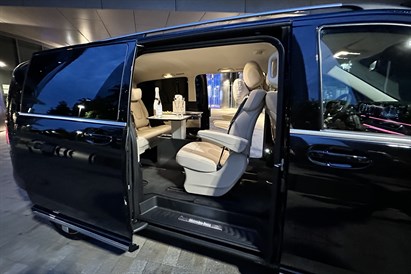 Transfer na lub z lotniska w Warszawie – Mercedes E lub V Class