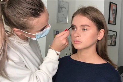 Koloryzacja + regulacja brwi - szybka metamorfoza spojrzenia w Doll Beauty Studio Kraków