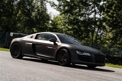 Super tata w Audi R8 V10 – jazda na wybranym torze wyścigowym!