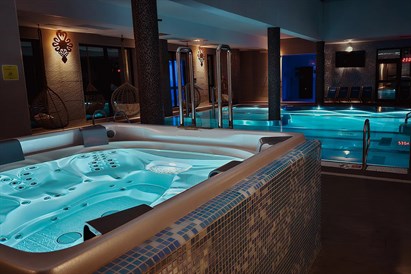 Rodzinny relaks w Termach Gorce – basen, jacuzzi, sauny i grota solna