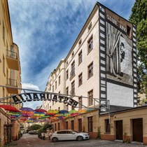 Romantyczny Pobyt w Starym Kinie w Łodzi – Nocleg z Winem, Seansami i Śniadaniem