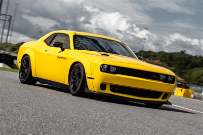 Jazda Dodge Challenger z filmowaniem