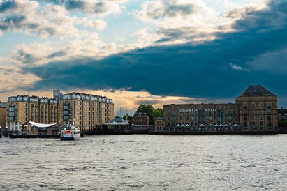 Noclegi w Londynie z widokiem na Tamizę – A&O Docklands Riverside