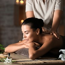 Masaż Lomi Lomi – seans głębokiego relaksu w Amari Spa