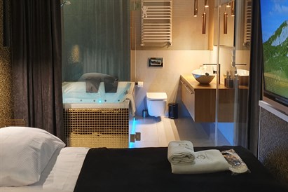 Apartament Superior z jacuzzi i obrotowym TV dla pary – Kraków