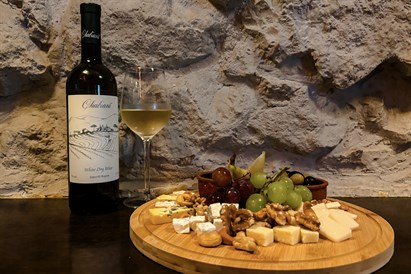 Degustacja win i serów dla przyjaciół w Chicago Bar w Krakowie