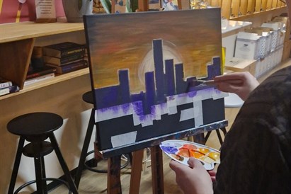 Malowanie przy winie z widokiem na panoramę Warszawy - warsztaty artystyczne