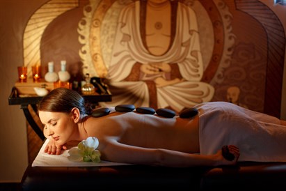 Masaż gorącymi kamieniami w pałacowym spa w Staniszowie