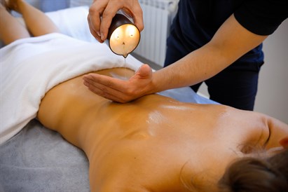 Masaż relaksacyjny rozgrzaną świecą o aromacie Orientu