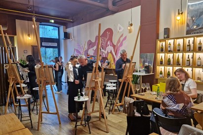 Malowanie przy winie w Warszawie - kreatywne warsztaty artystyczne