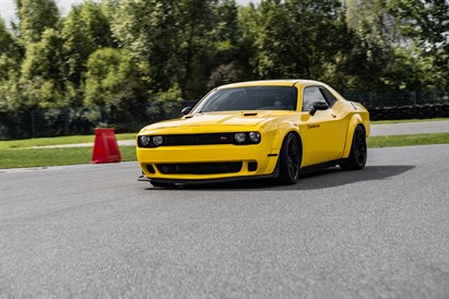 Jazda Dodge Challenger z filmowaniem
