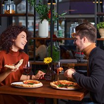 Włoska kolacja dla dwojga w San Giovanni – pizza w klimacie Kampanii