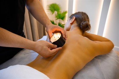 Masaż relaksacyjny rozgrzaną świecą o aromacie pomarańczy