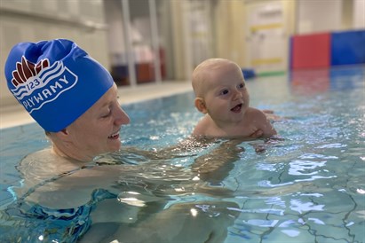 Nauka pływania dla niemowląt „Bobo Plusk” - pierwsza wodna przygoda od 3. miesiąca życia