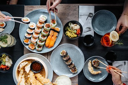 Wspólna uczta w Koku Sushi