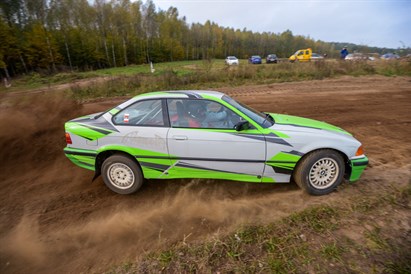 Jazda BMW E36 325i na torze szutrowym – poczuj rajdowy napęd na tył!