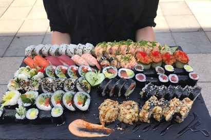 Sushi z przyjaciółmi w Suszarni we Wrocławiu (Czarnieckiego)