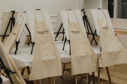 Malowanie z winem – kreatywny wieczór z kieliszkiem w dłoni