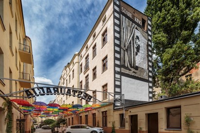 Romantyczny Pobyt w Starym Kinie w Łodzi – Nocleg z Winem, Seansami i Śniadaniem