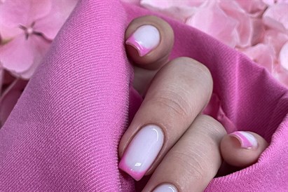 Manicure i pedicure hybrydowy - kompleksowa pielęgnacja w Doll Beauty Studio Kraków