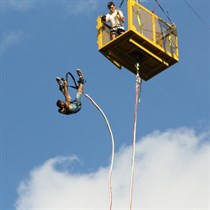 Ekstremalny skok na bungee w Łodzi – adrenalina gwarantowana!