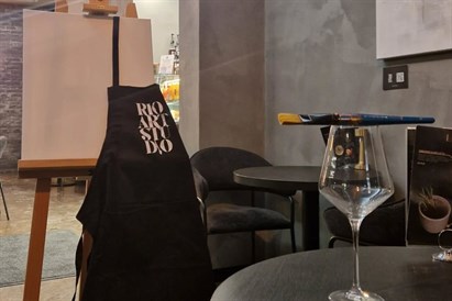 Malowanie przy winie w Warszawie - kreatywne warsztaty artystyczne