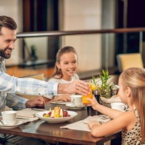 Rodzinna uczta w sercu Wilanowa - Restauracja Kuźnia Kulturalna