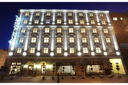 Romantyczny Nocleg dla Dwojga w Hotelu Włoskim – Pokój DELUX, Śniadanie i Wino na Powitanie