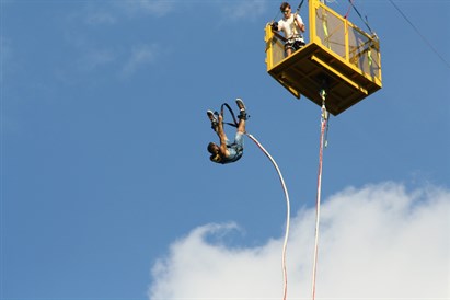 Ekstremalny skok na bungee w Łodzi – adrenalina gwarantowana!