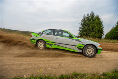 Jazda BMW E36 325i na torze szutrowym – poczuj rajdowy napęd na tył!