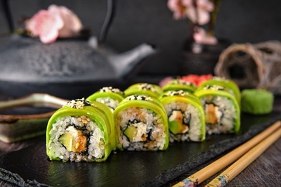 2w1 Warszawa dla dwojga – adrenalina na strzelnicy PM Shooter, japońskie smaki w restauracji Geisha Sushi