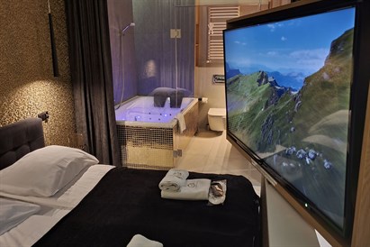 Apartament Superior z jacuzzi i obrotowym TV dla pary – Kraków