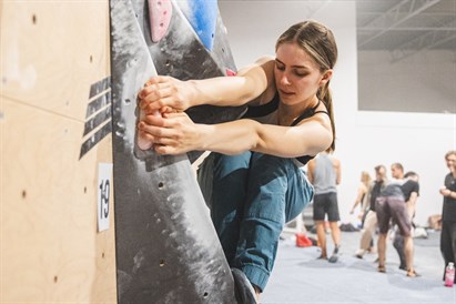 Bouldering z instruktorem (60 min) + ściana bez limitu – VOLT Toruń