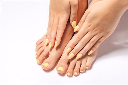 Manicure i pedicure hybrydowy - kompleksowa pielęgnacja w Doll Beauty Studio Kraków