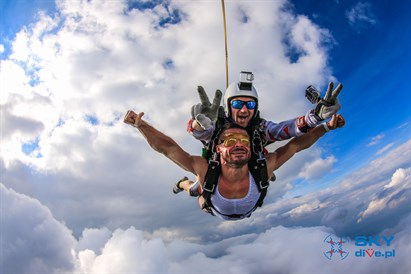 Skok spadochronowy w tandemie w Częstochowie – adrenalina z 4000 m!