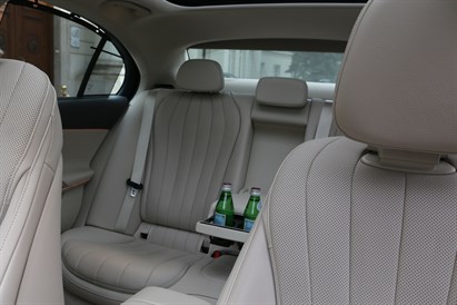 Transfer na lub z lotniska w Warszawie – Mercedes E lub V Class