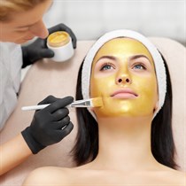 Rytuał pielęgnacyjno-nawilżający z koloidalnym złotem w Warszawie