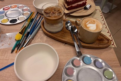 Malowanie ceramiki z kawą i ciastem w Krakowie – twórcza przygoda w Namalujse Café 