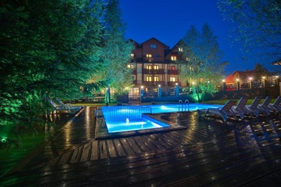 Ekskluzywny pobyt w Hotelu Jawor z wieczornym grillem, kręglami i basenem